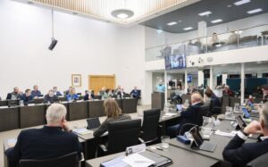 Lees meer over het artikel Coalitie in Noardeast-Fryslân valt uit elkaar tijdens debat over het azc in Dokkum